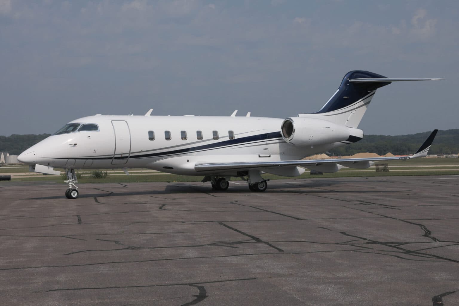 Challenger 300 N211JB