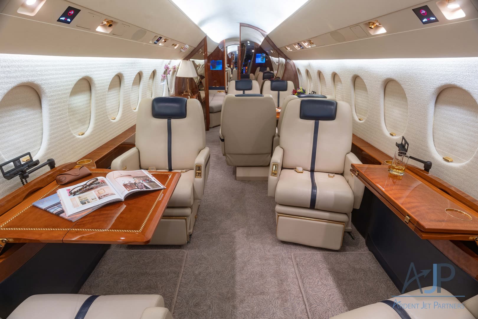 Falcon 900EX N212U