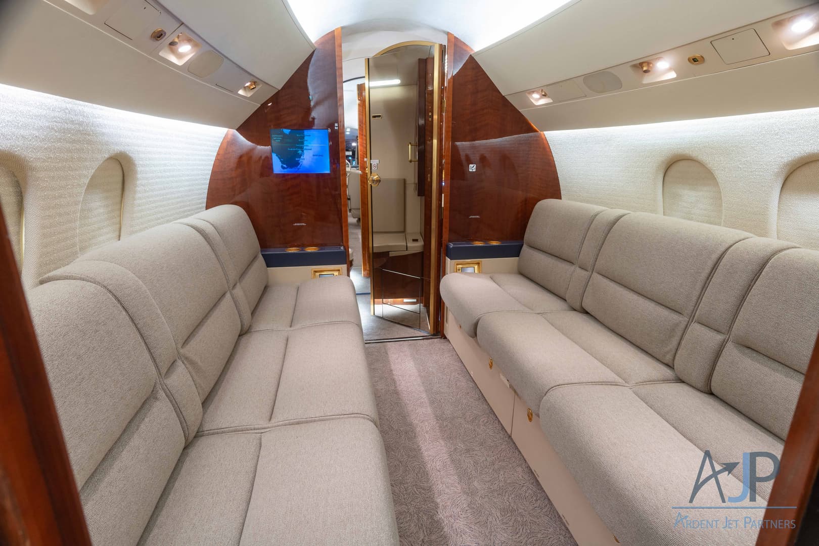 Falcon 900EX N212U