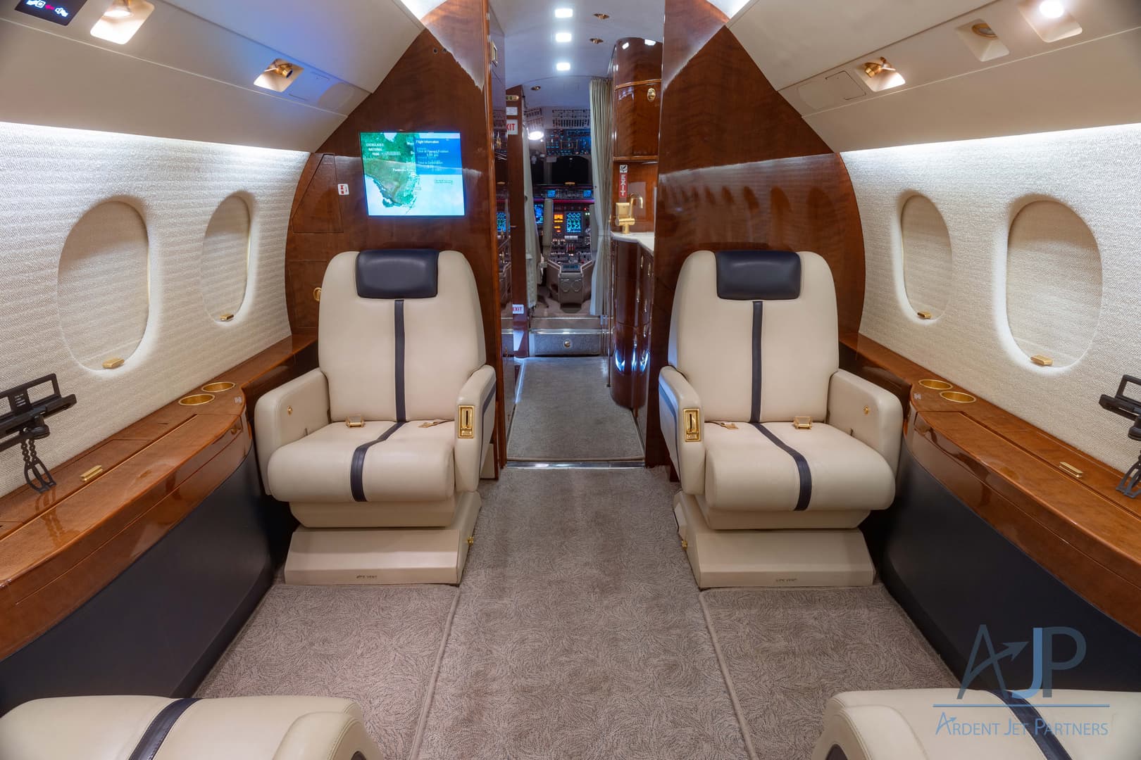 Falcon 900EX N212U
