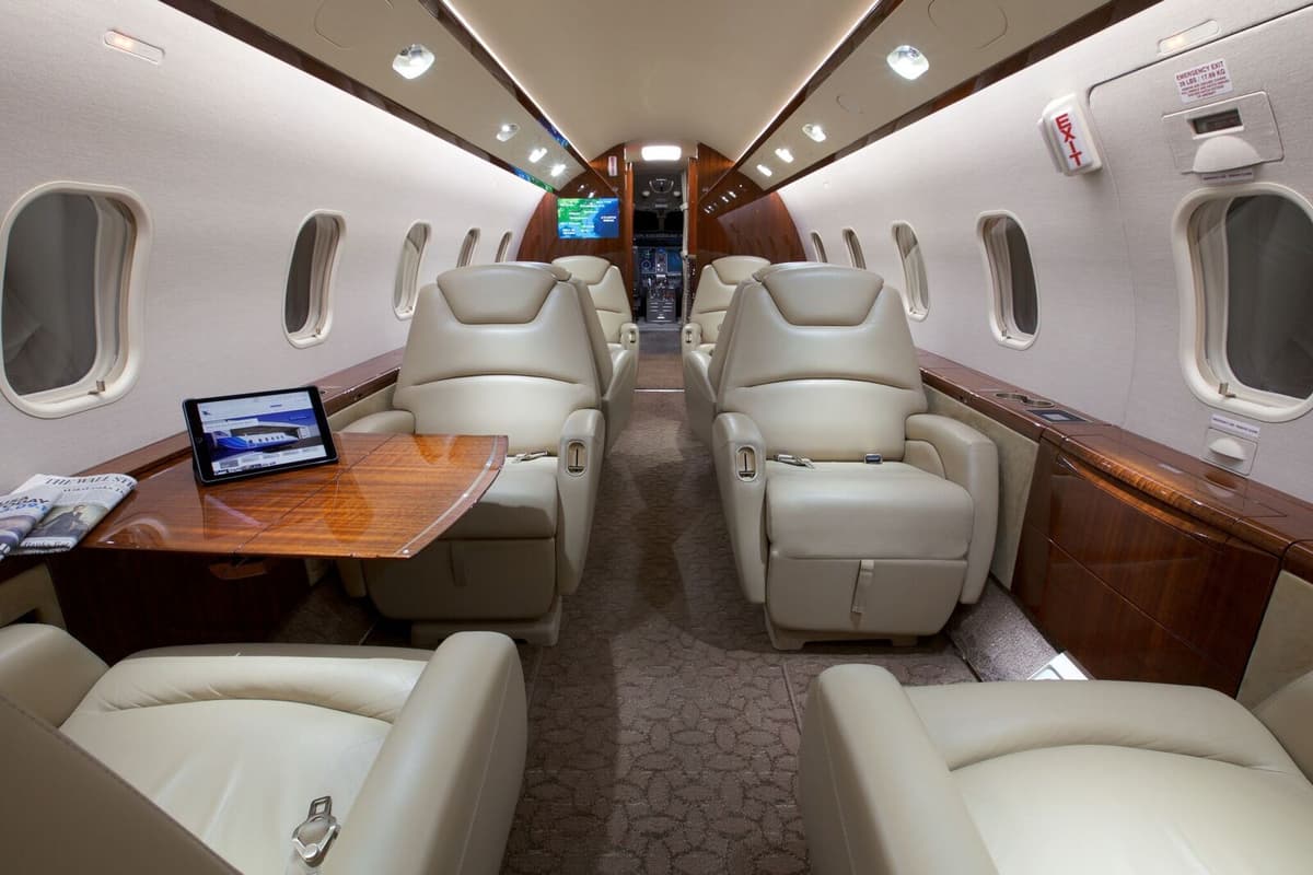 Challenger 300 N256GG