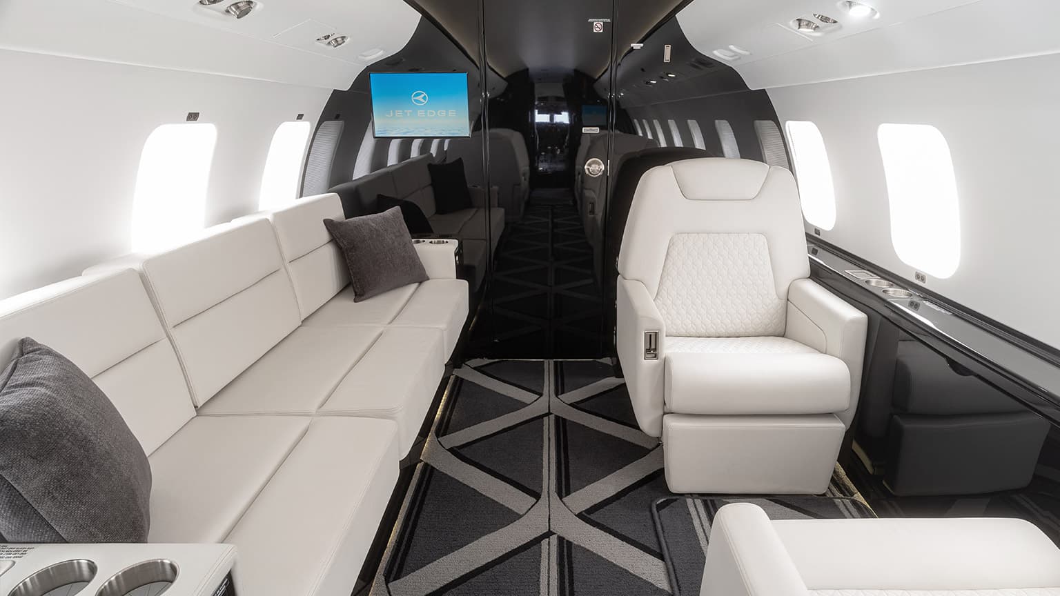 Challenger 605 N26JE