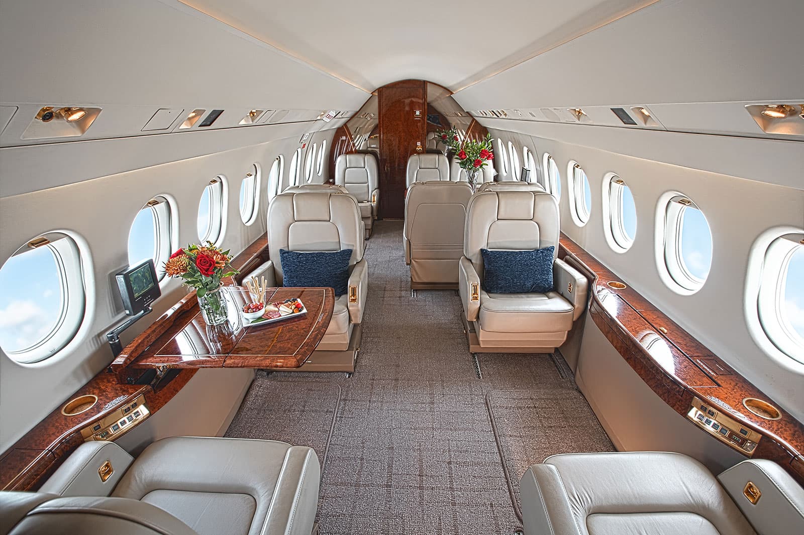 Falcon 2000 N277XX