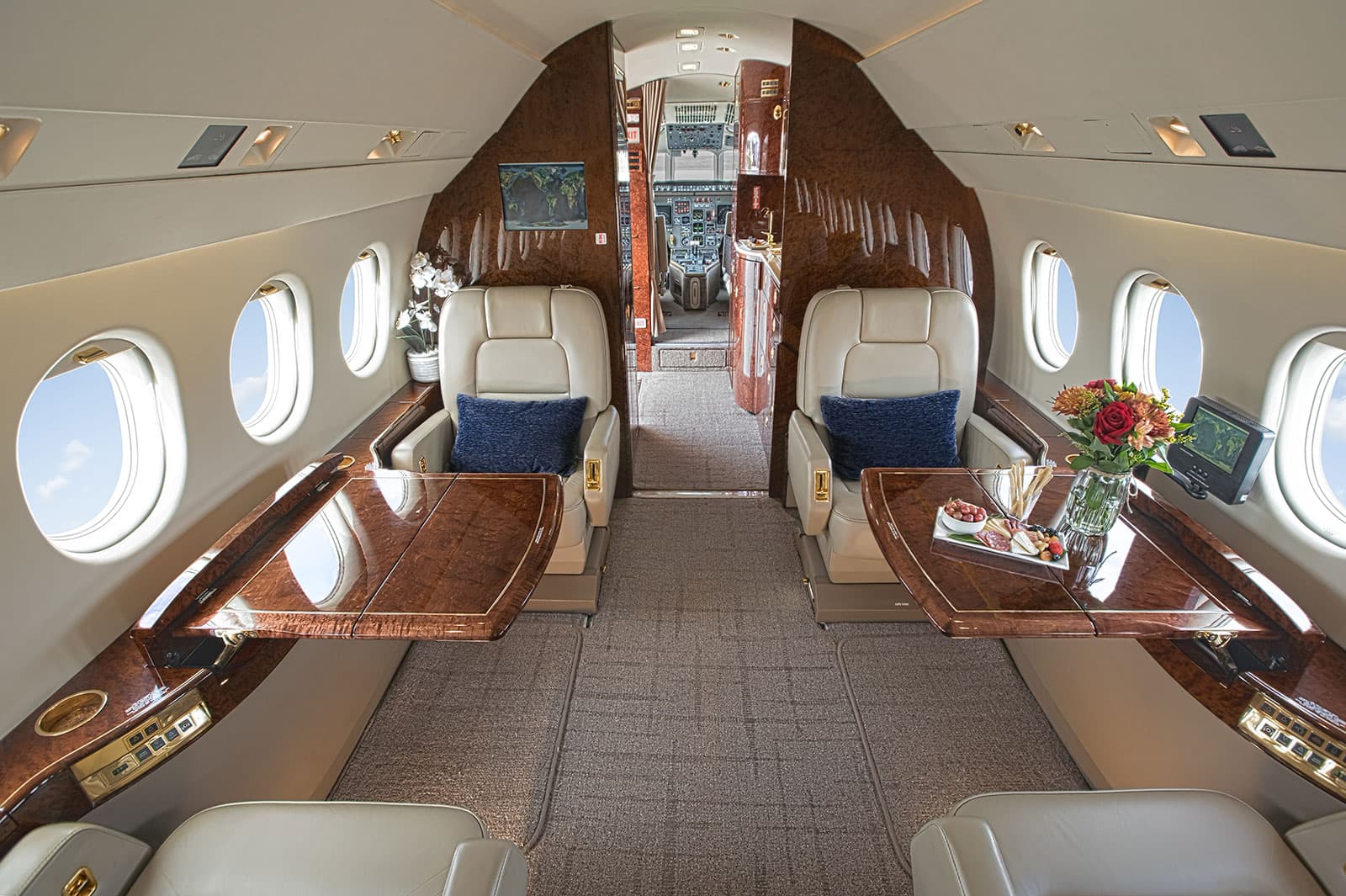 Falcon 2000 N277XX