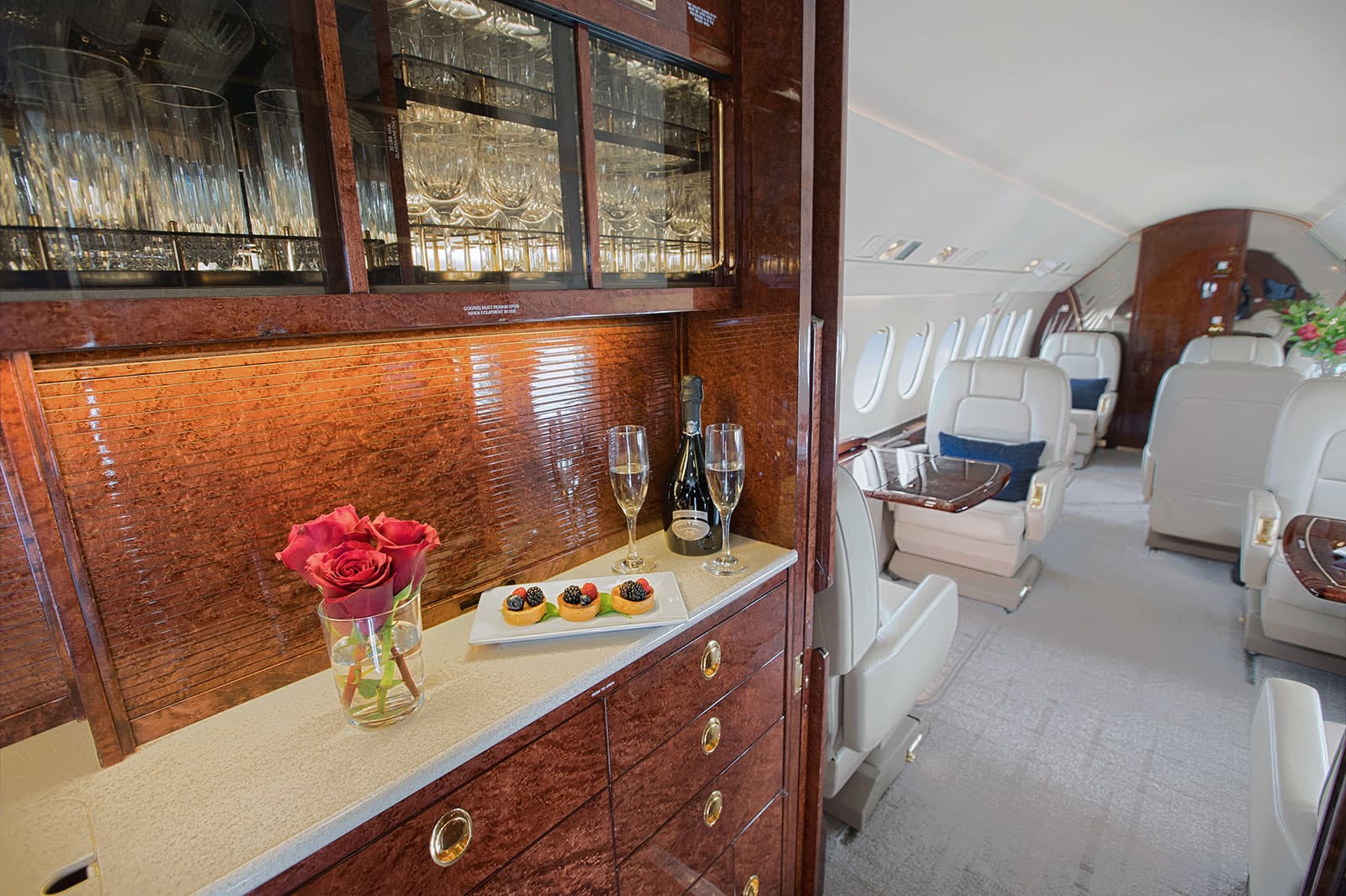 Falcon 2000 N277XX