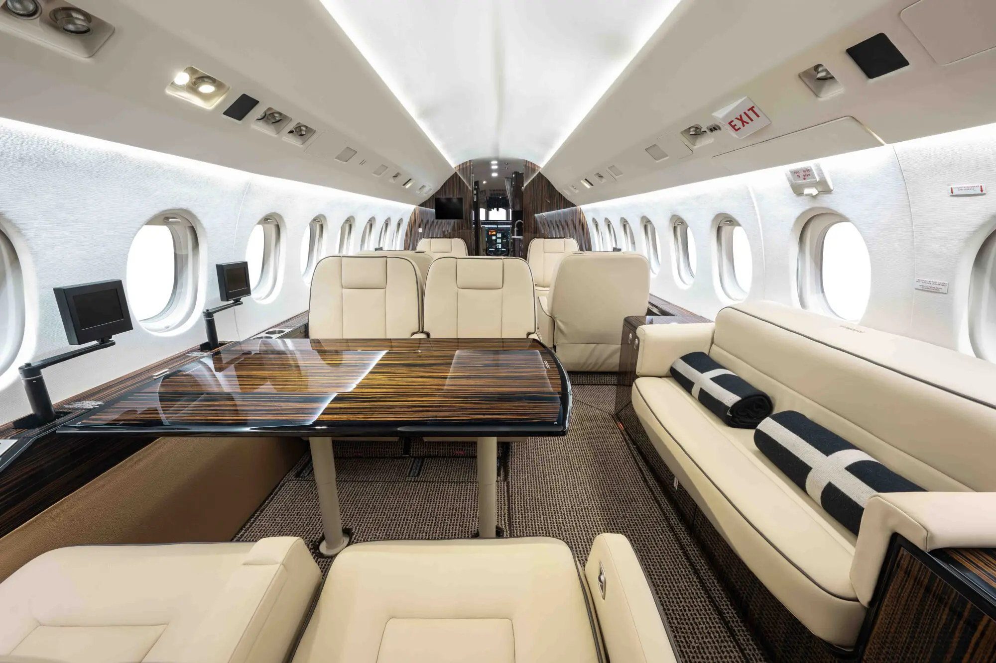 Falcon 2000 N278GH