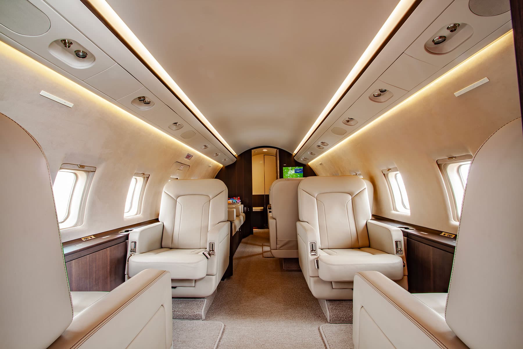 Challenger 604 N28BQ