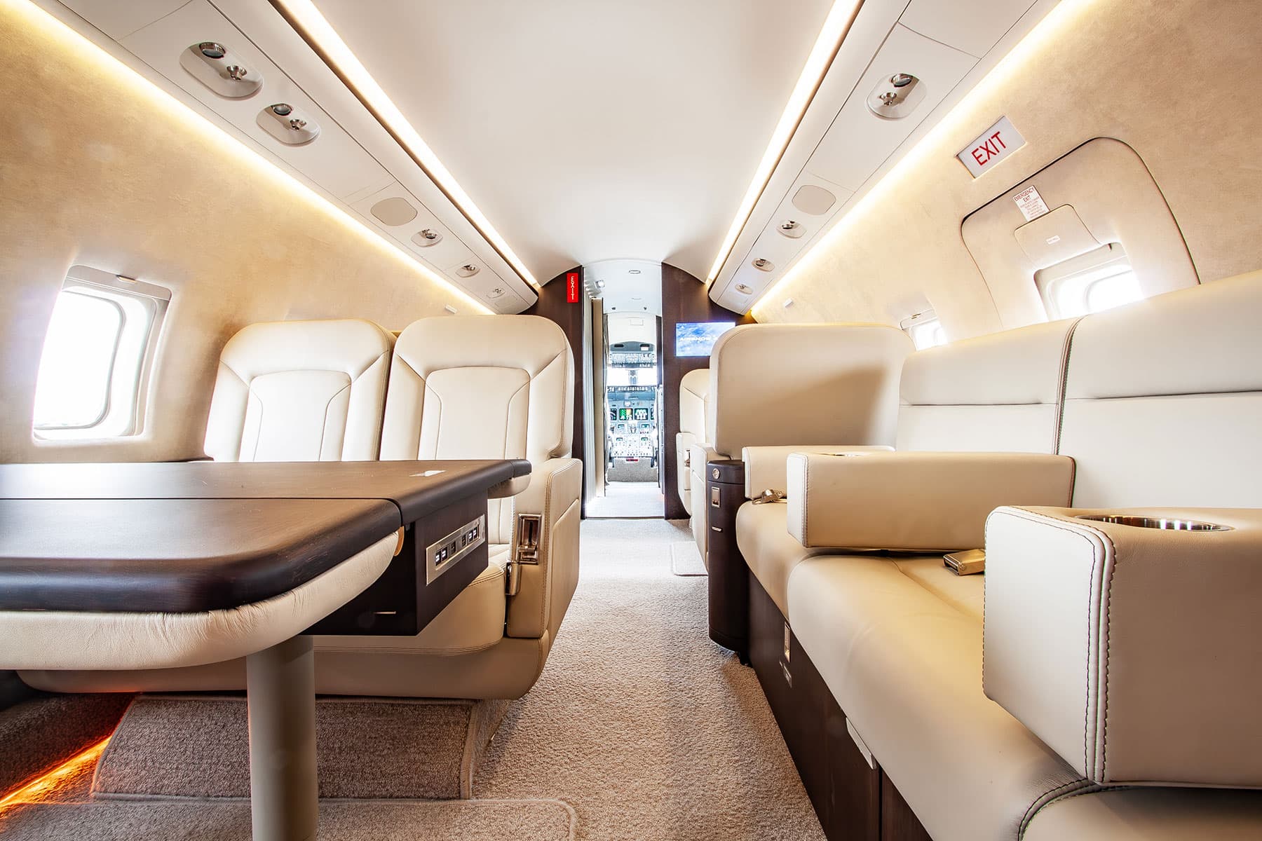 Challenger 604 N28BQ