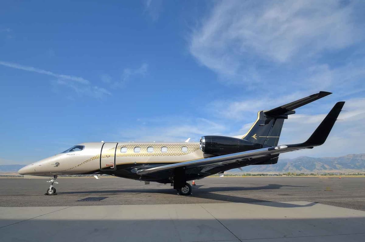 Embraer Phenom 300 N300EE
