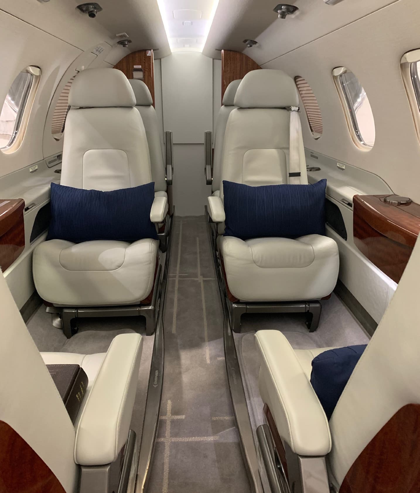 Embraer Phenom 300 N302GV
