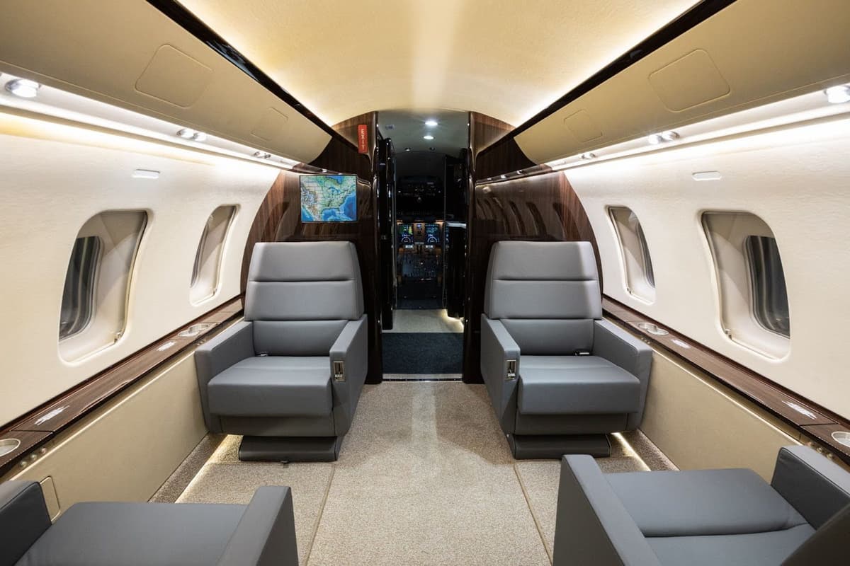 Challenger 605 N305LX