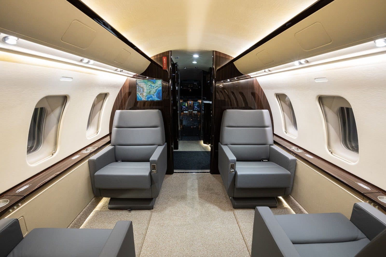 Challenger 605 N305LX