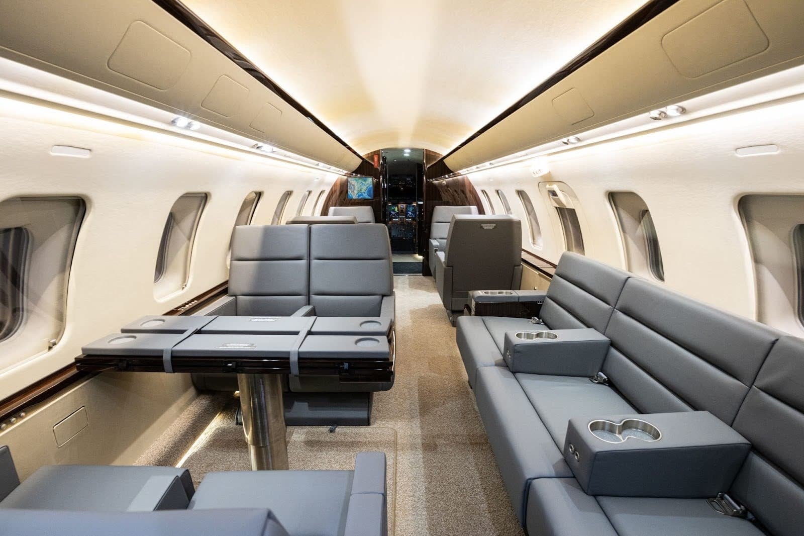 Challenger 605 N305LX