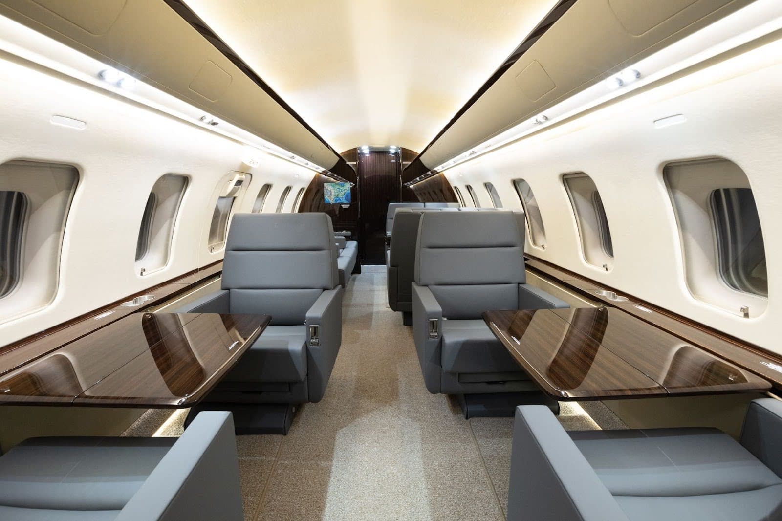 Challenger 605 N305LX