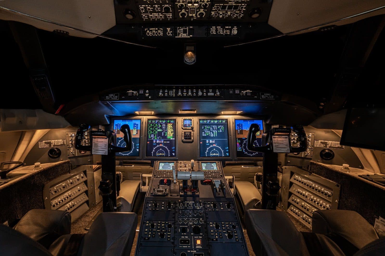 Challenger 605 N305LX