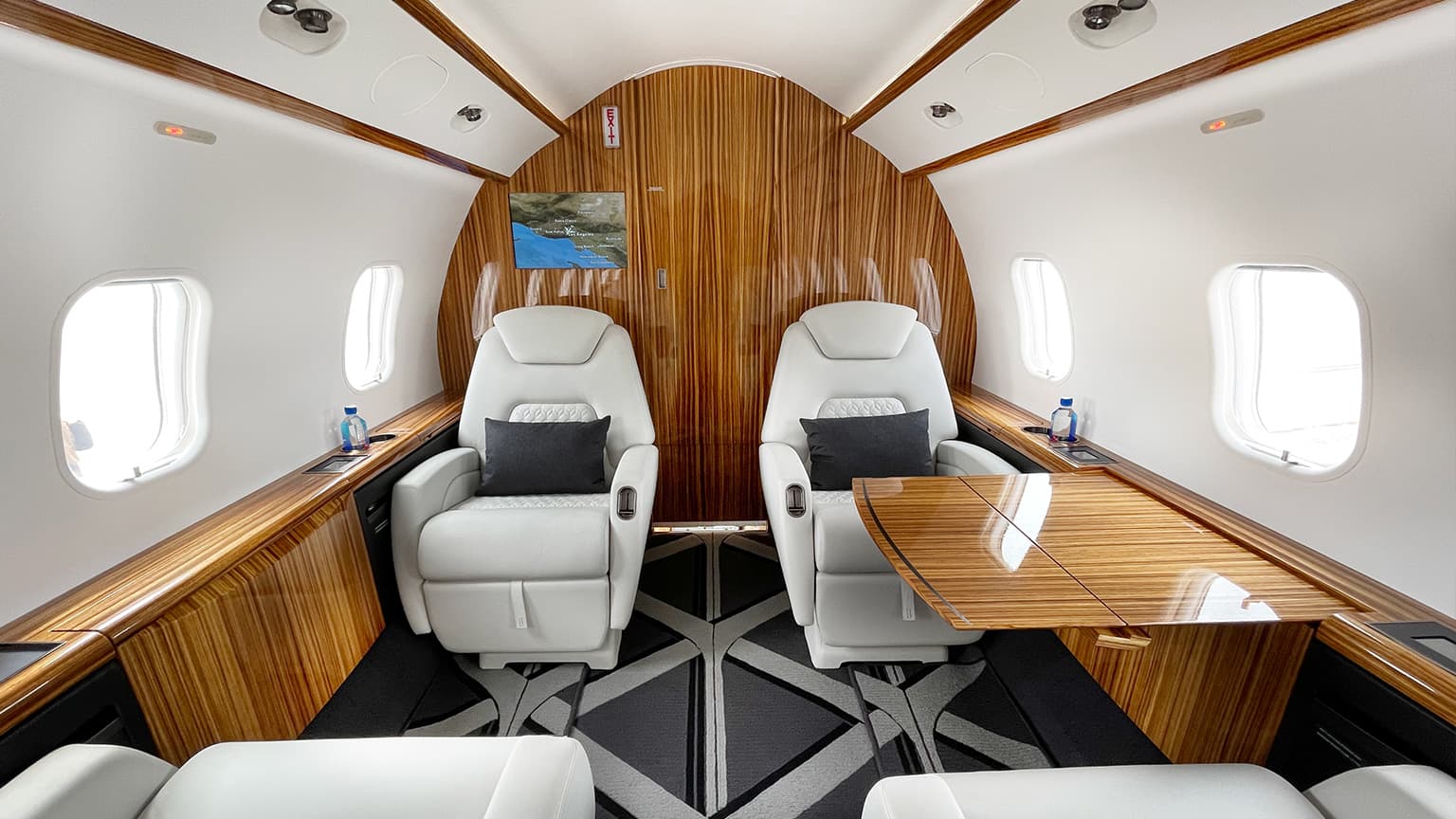 Challenger 300 N320JE
