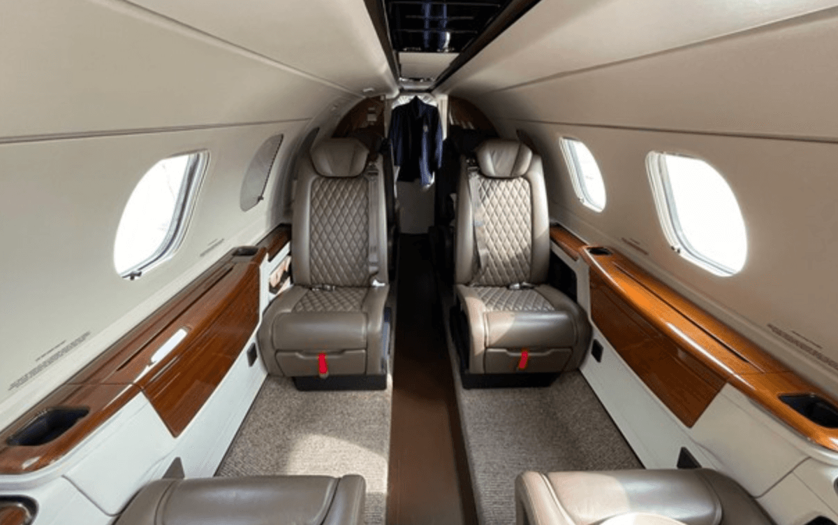 Embraer Phenom 300 N322GV
