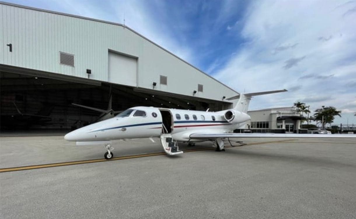Embraer Phenom 300 N322GV