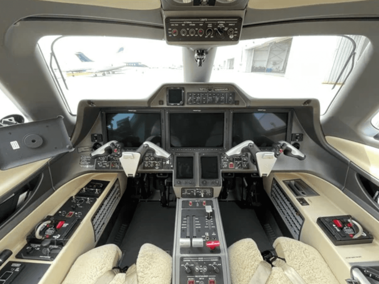 Embraer Phenom 300 N322GV