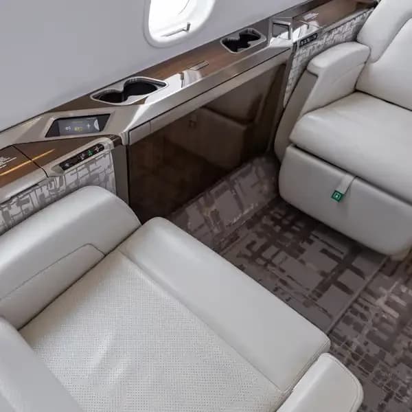 Challenger 350 N325AA