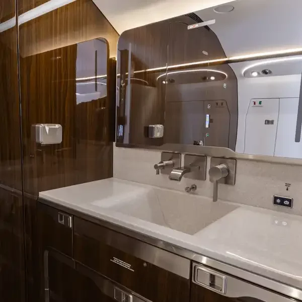 Challenger 350 N325AA