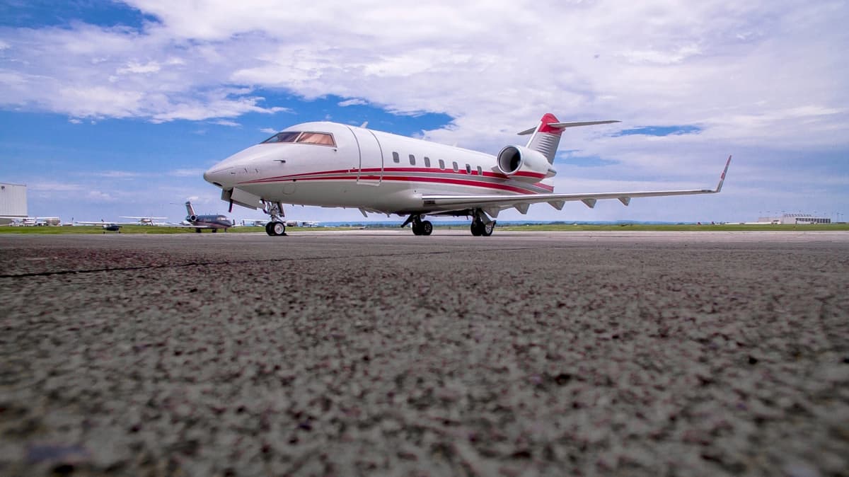 Challenger 604 N327TW