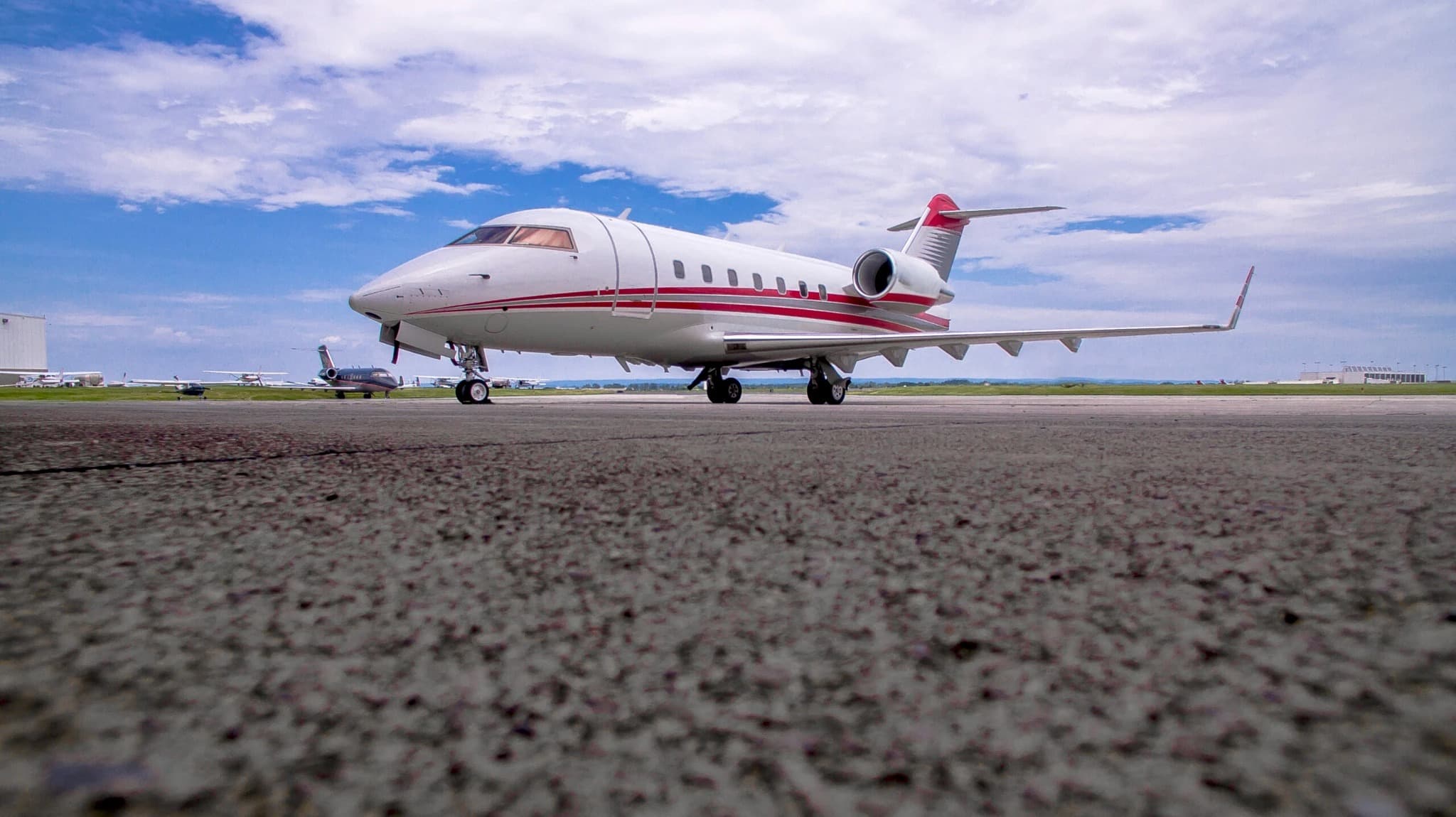 Challenger 604 N327TW