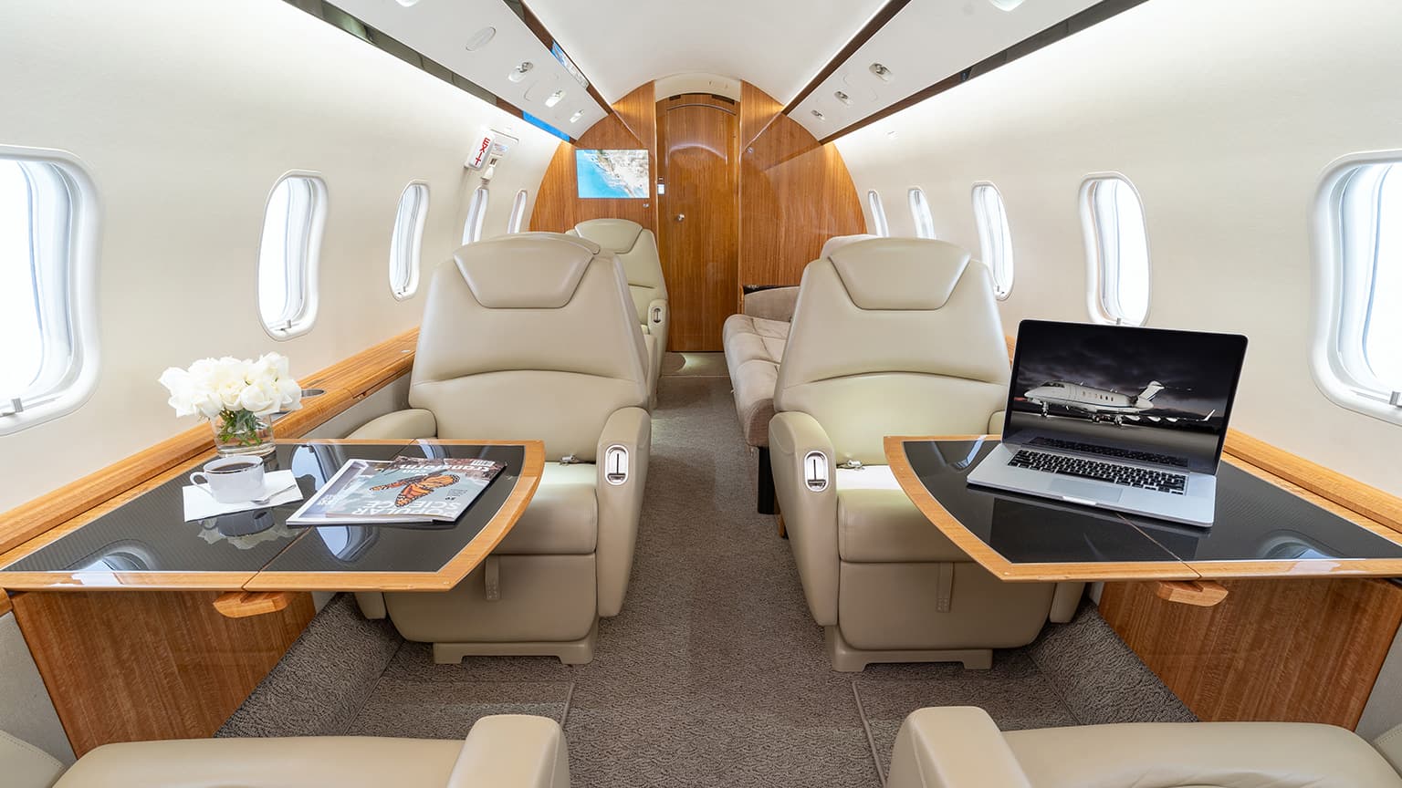 Challenger 300 N334JE