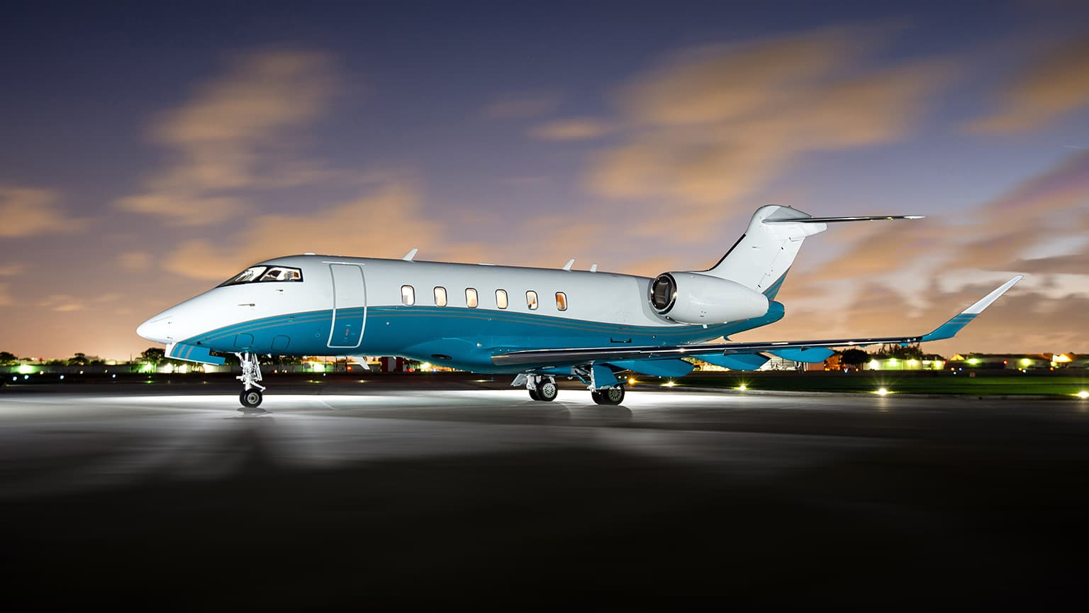 Challenger 350 N352JM