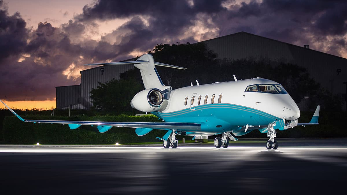 Challenger 350 N352JM