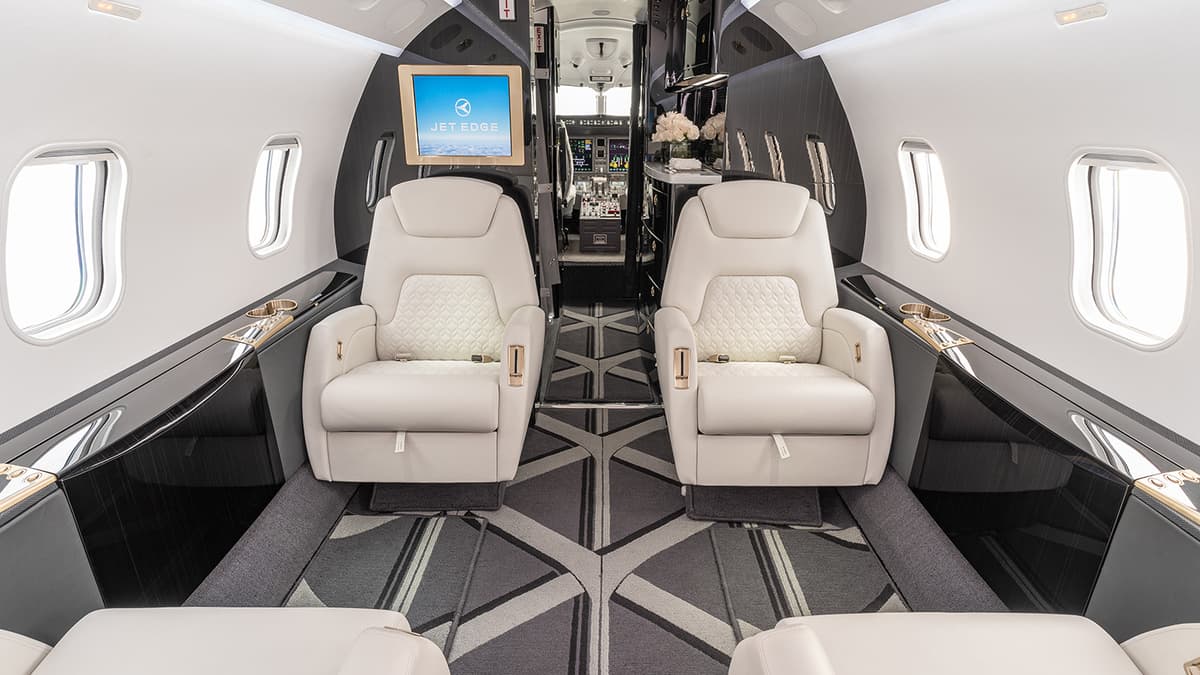 Challenger 300 N362JE