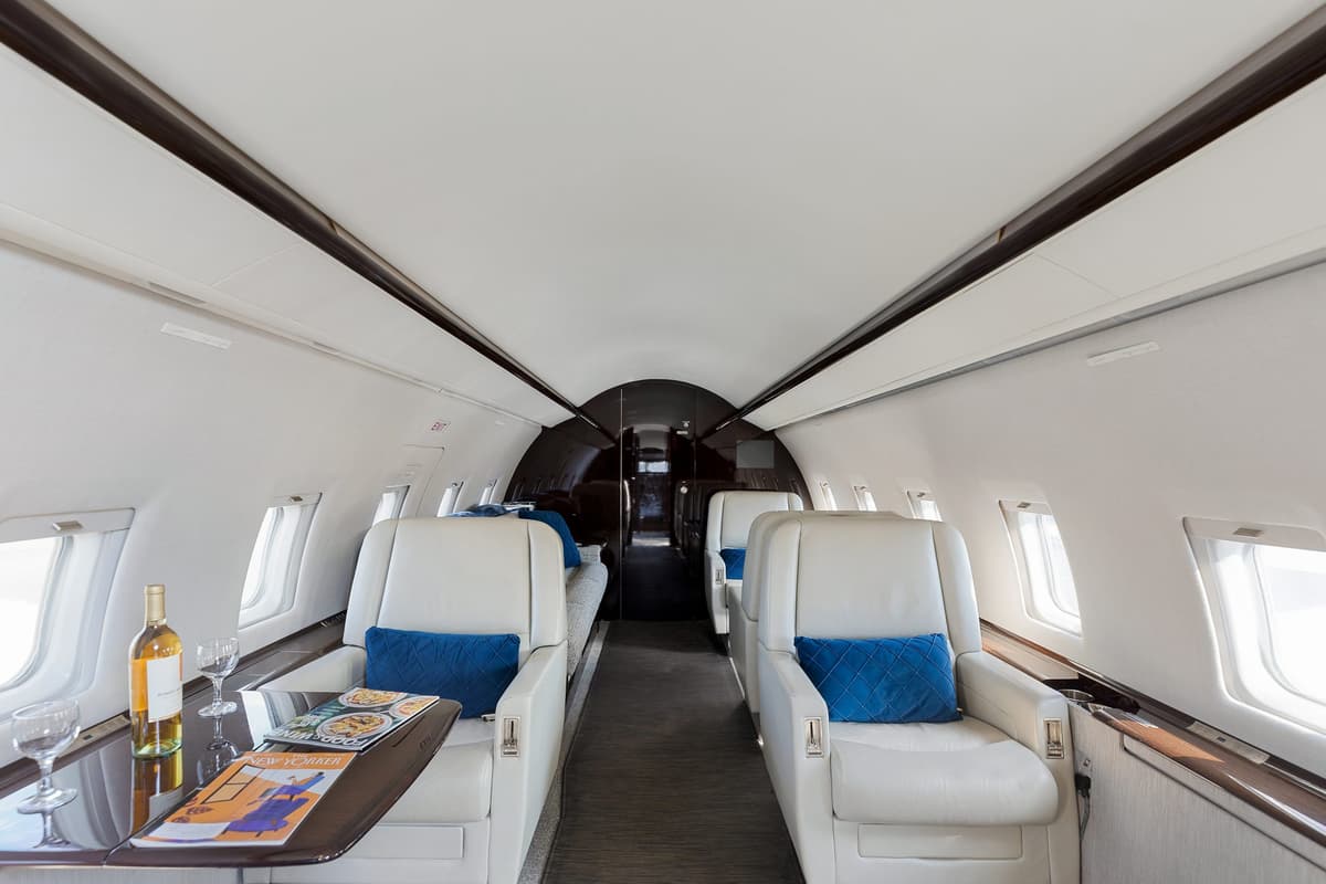 Challenger 604 N372MZ