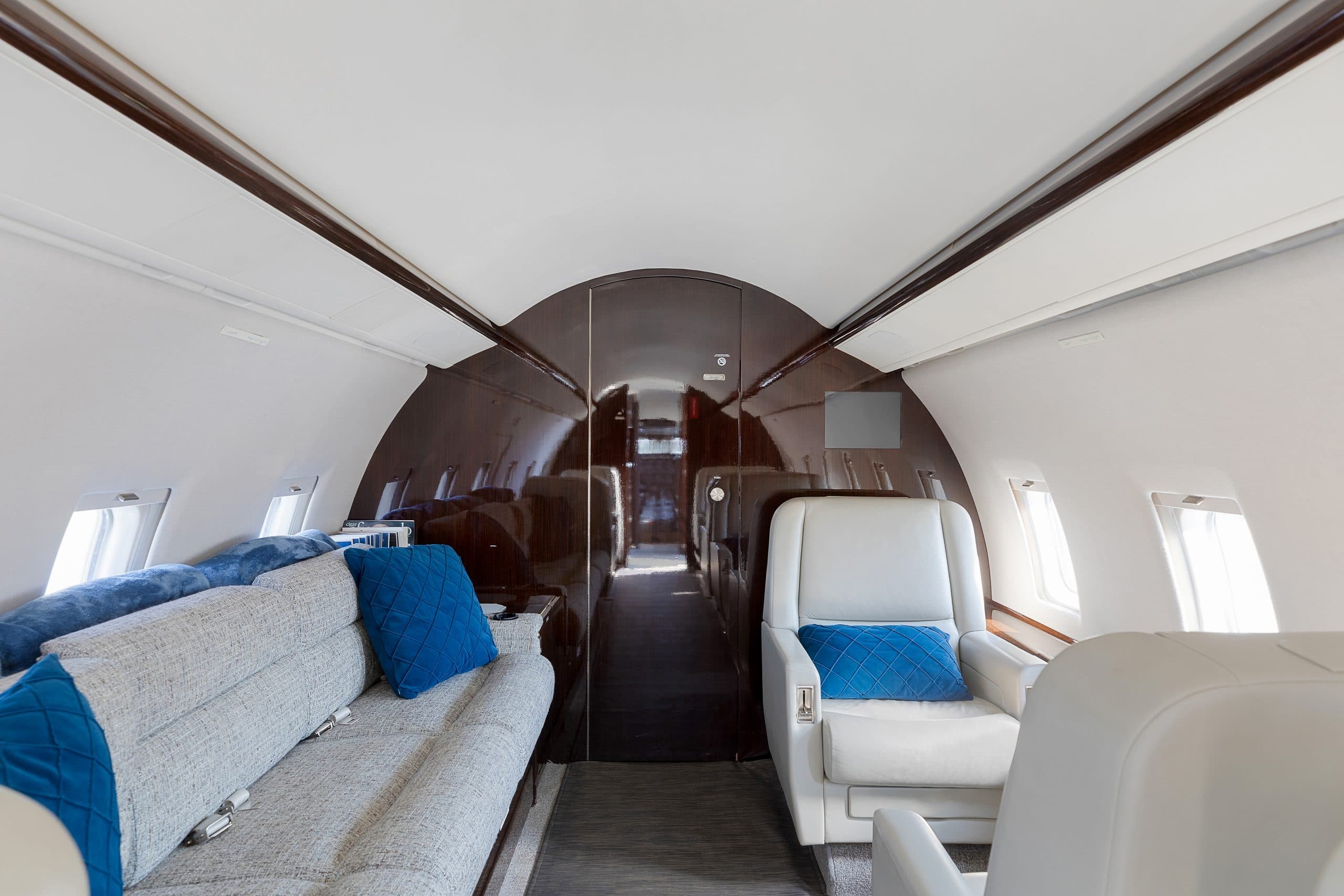 Challenger 604 N372MZ