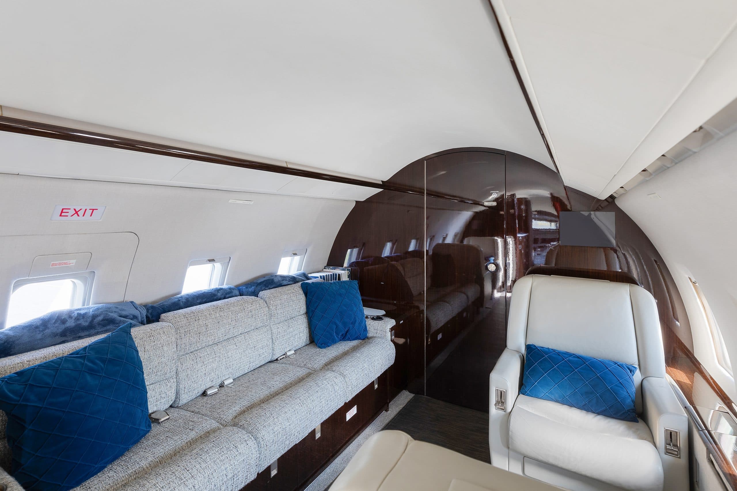 Challenger 604 N372MZ