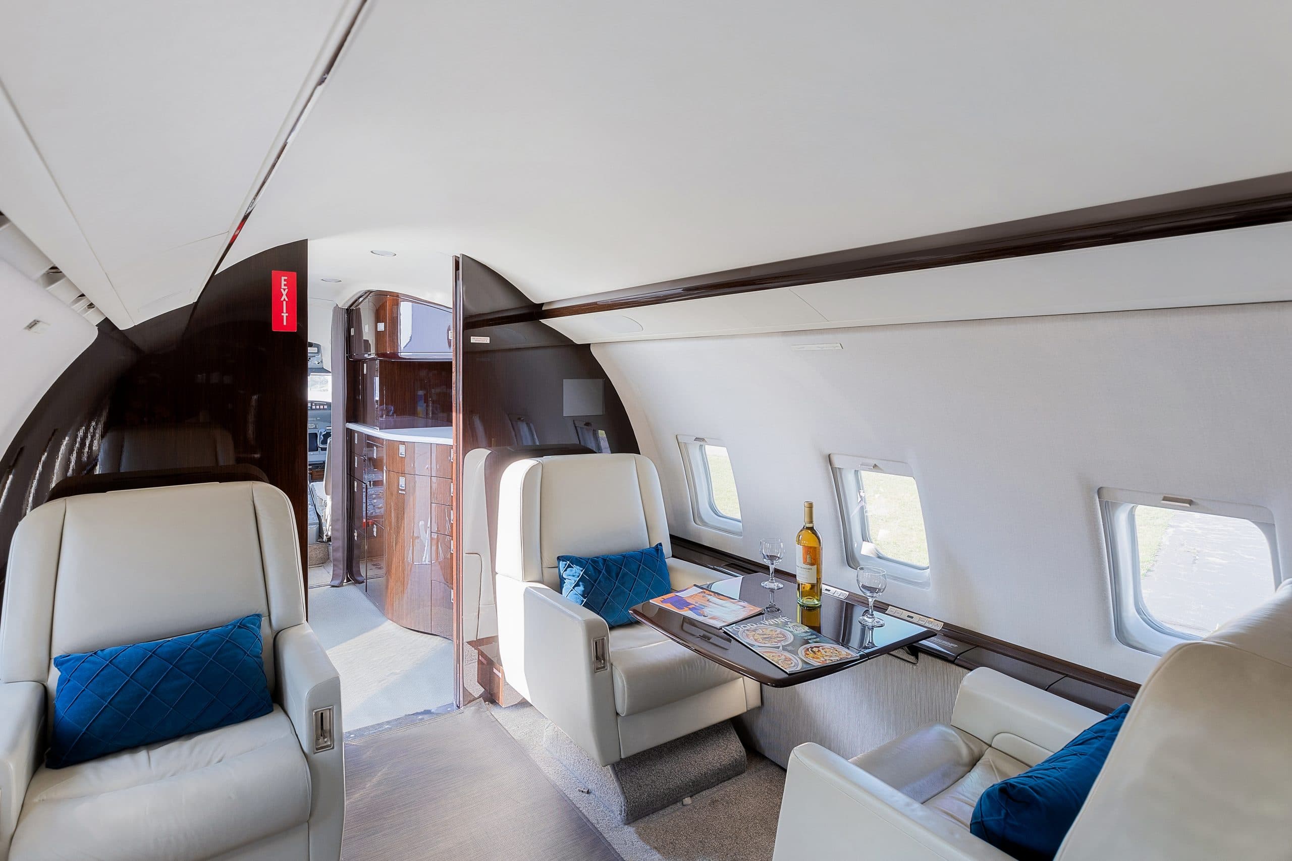 Challenger 604 N372MZ