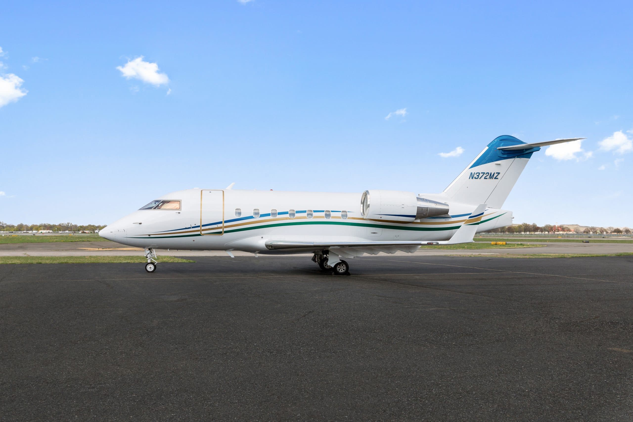 Challenger 604 N372MZ