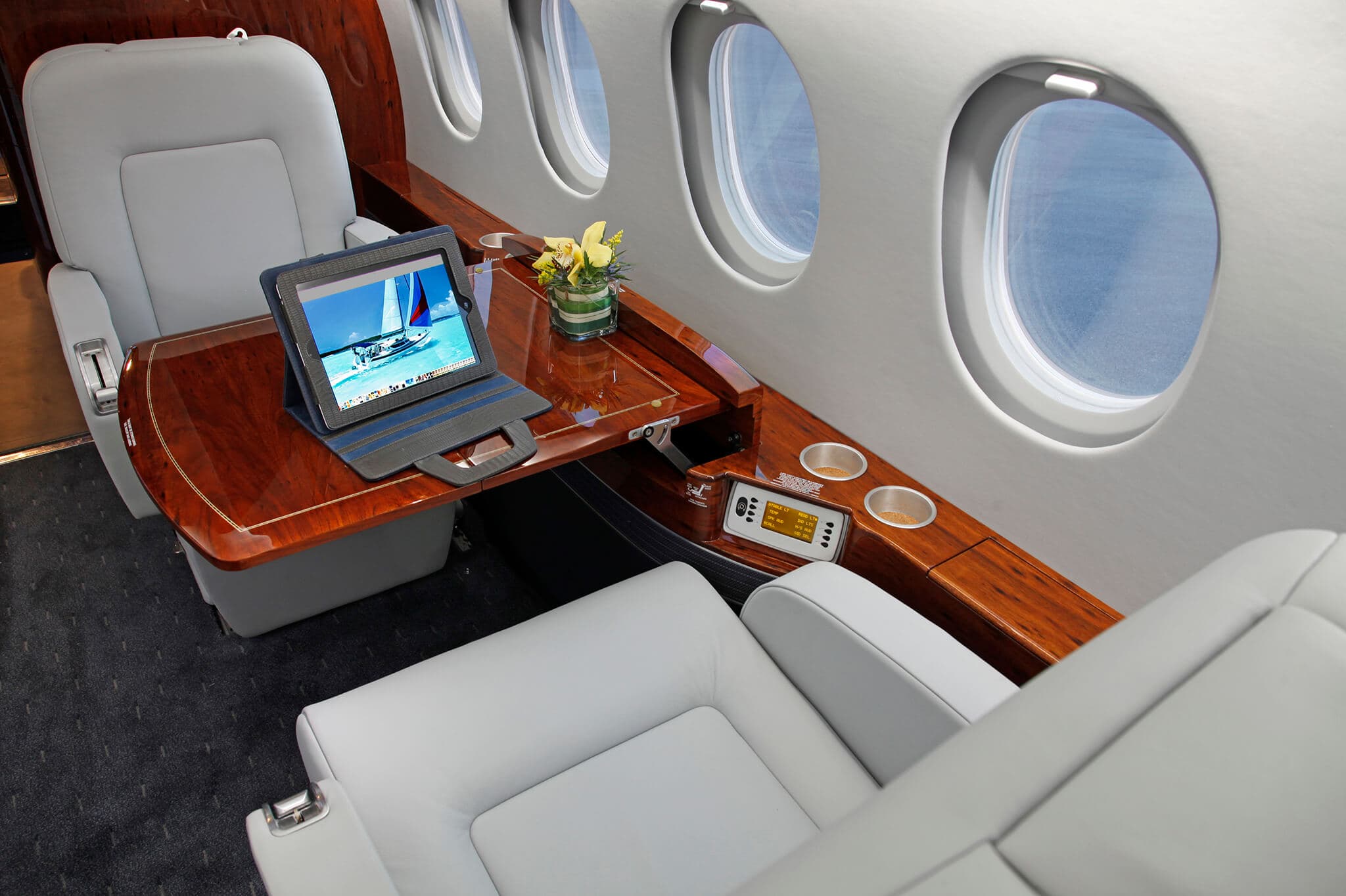 Falcon 2000EX N37HK