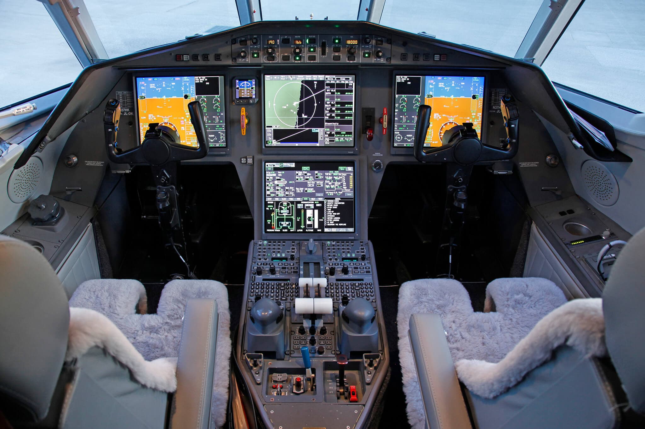Falcon 2000EX N37HK