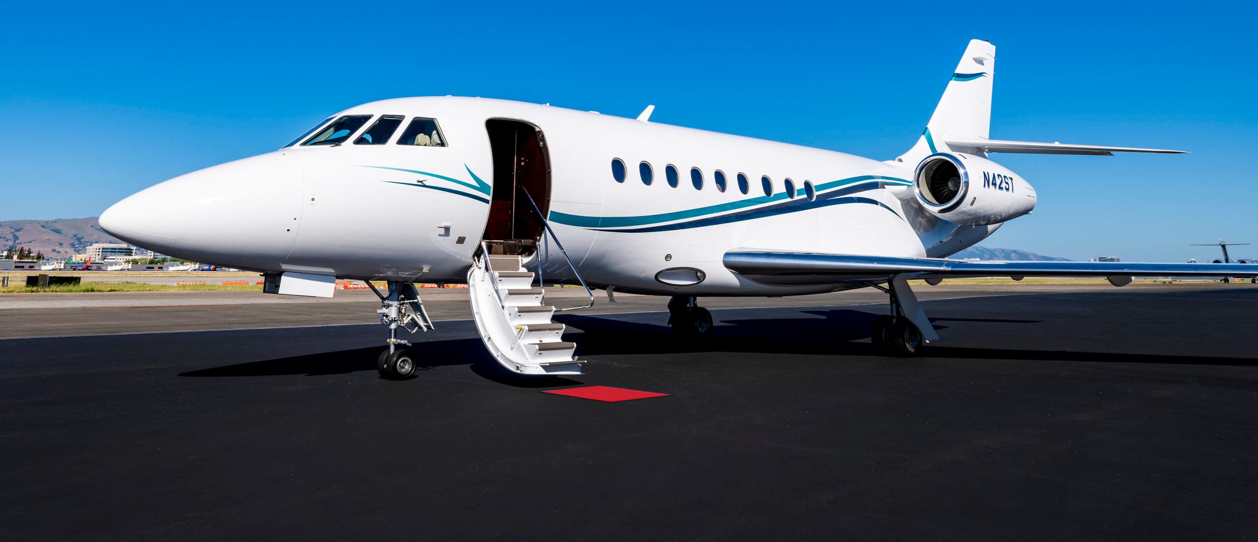 Falcon 2000 N42ST