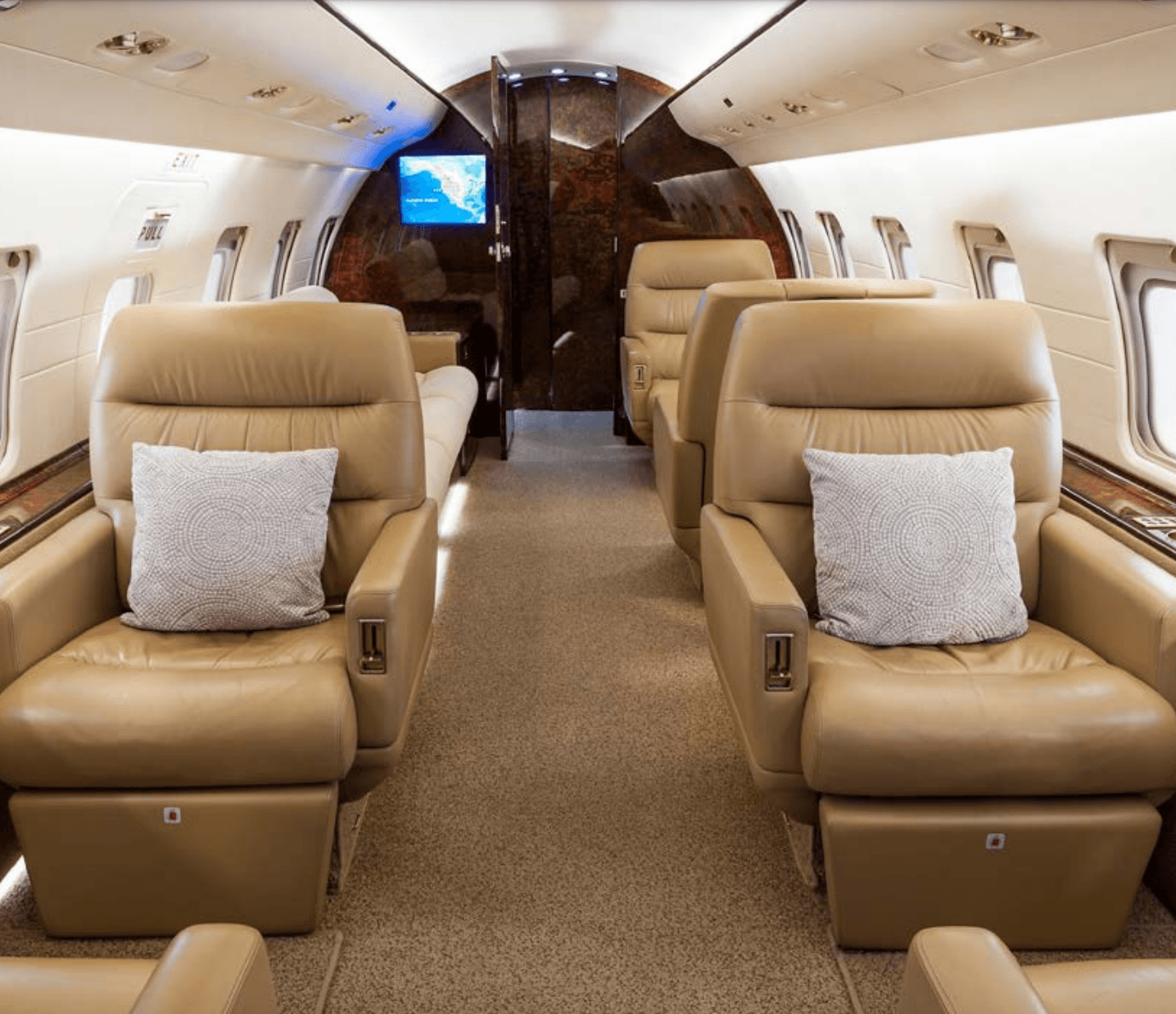 Challenger 604 N438E