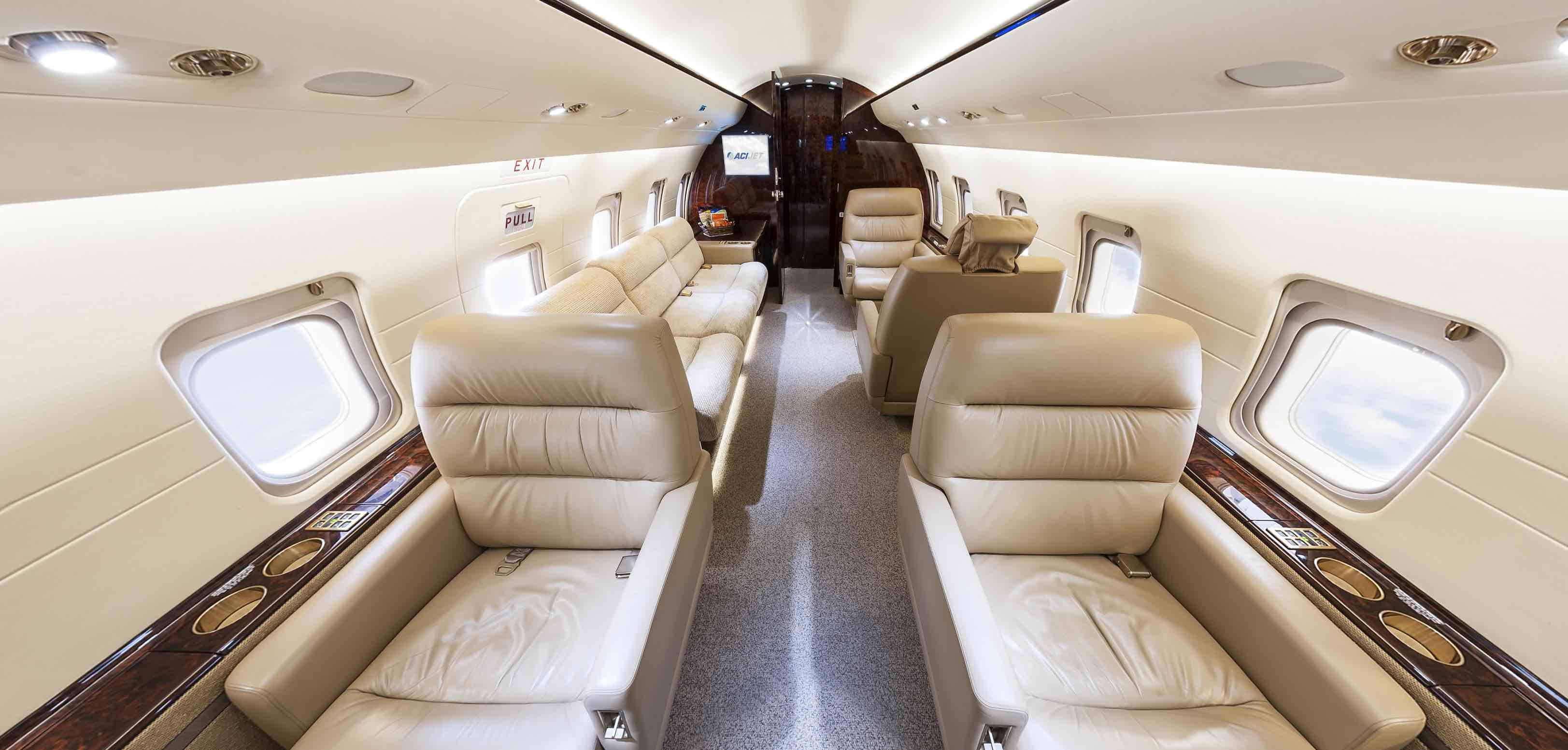 Challenger 604 N438E