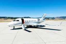 Challenger 604 N438E