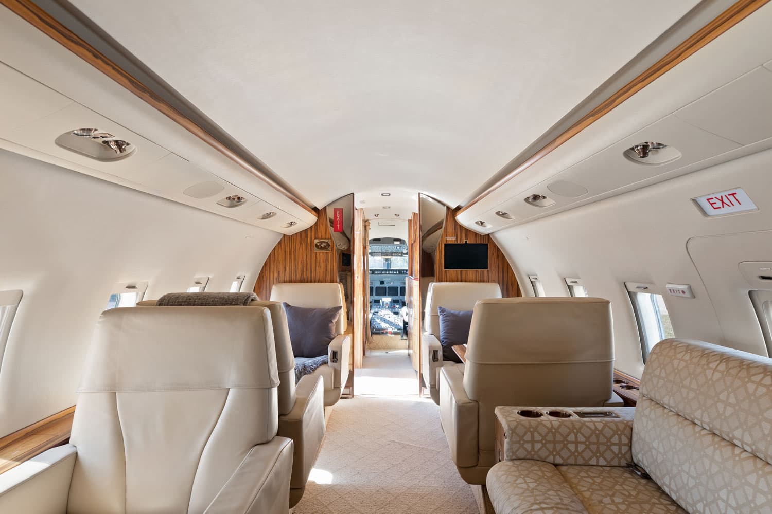 Challenger 604 N495DD