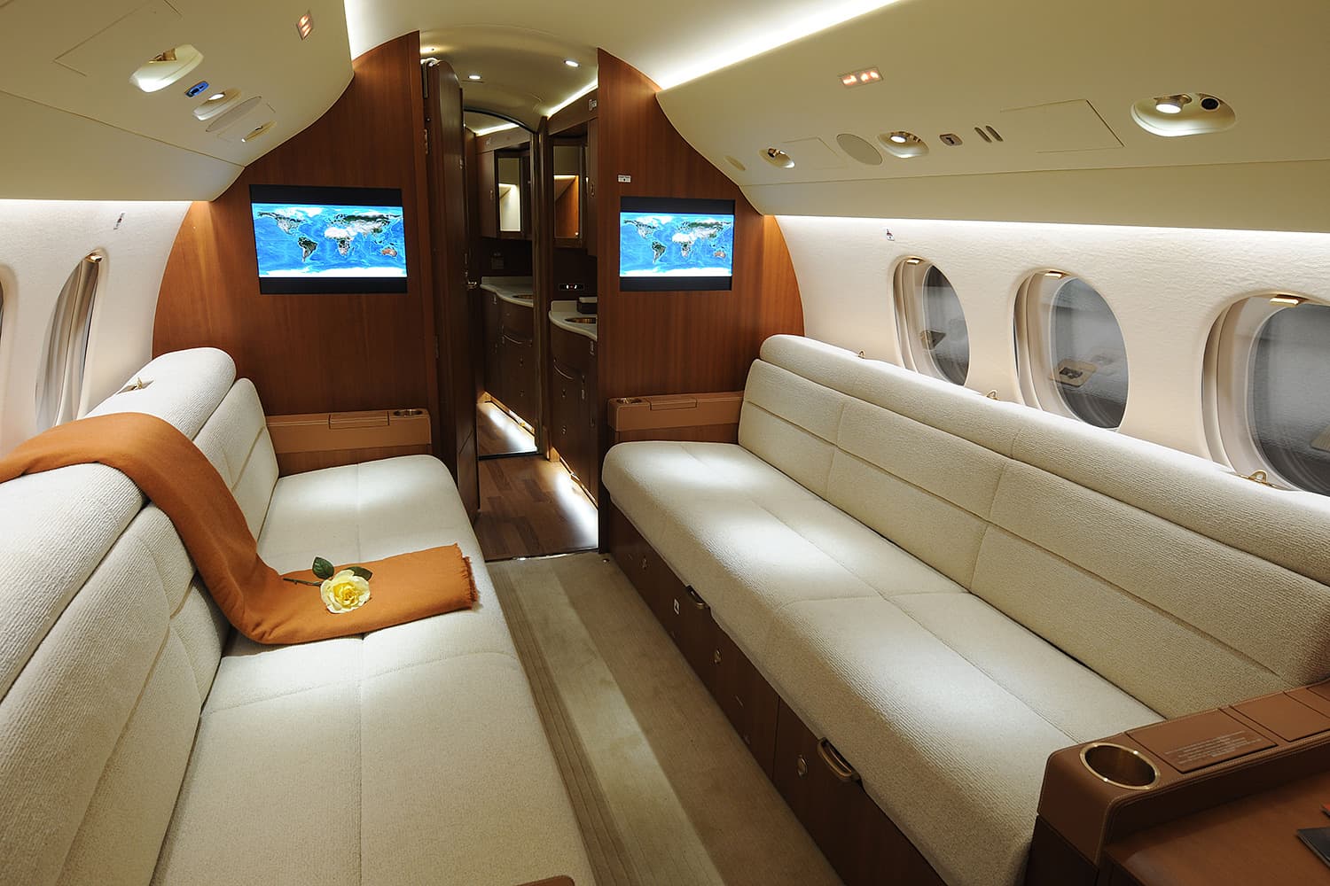 Falcon 7X N506BA