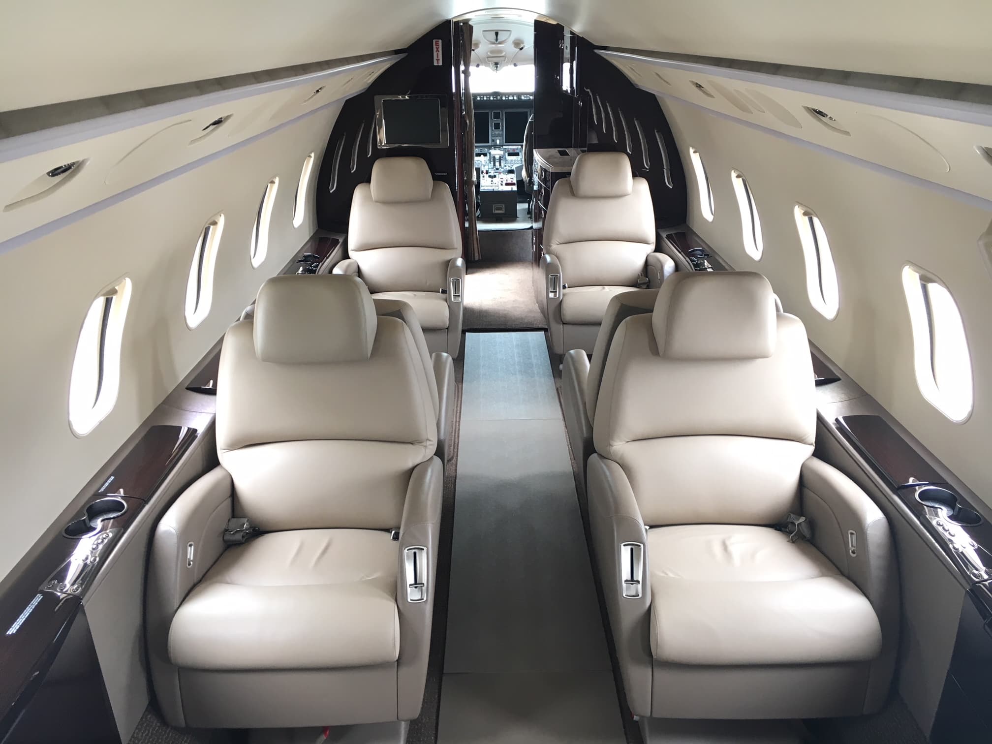 Challenger 300 N520RP
