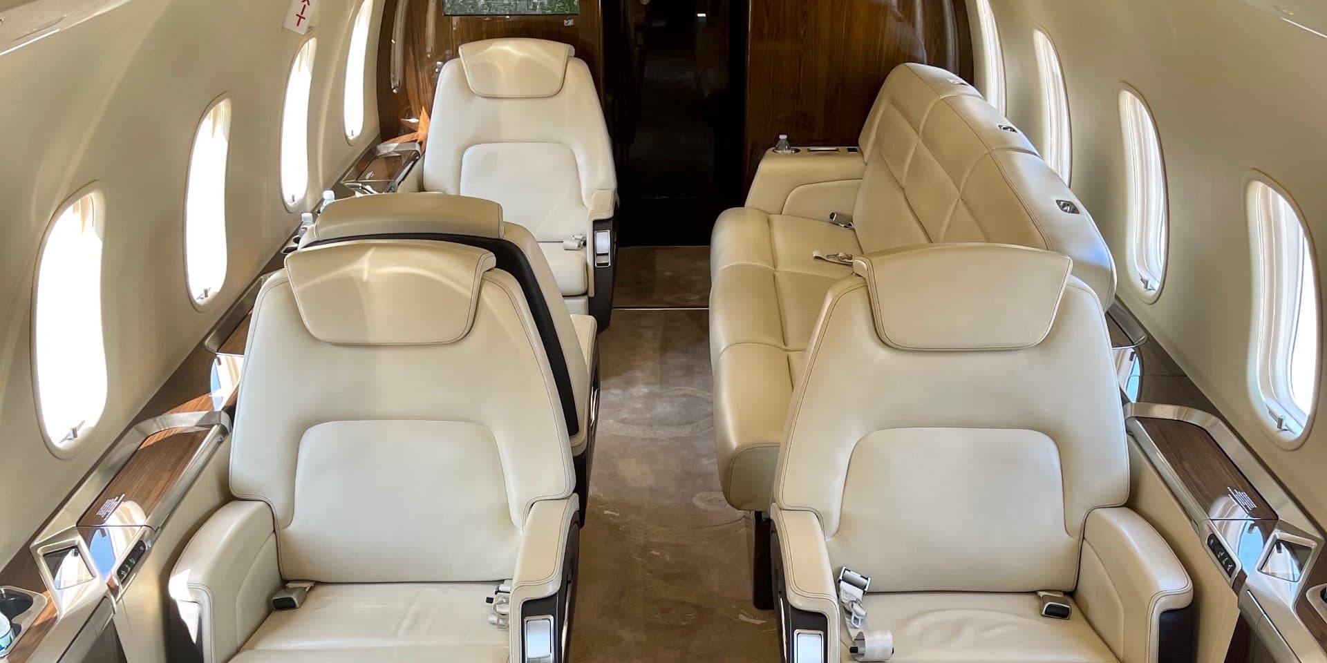 Challenger 350 N555AD