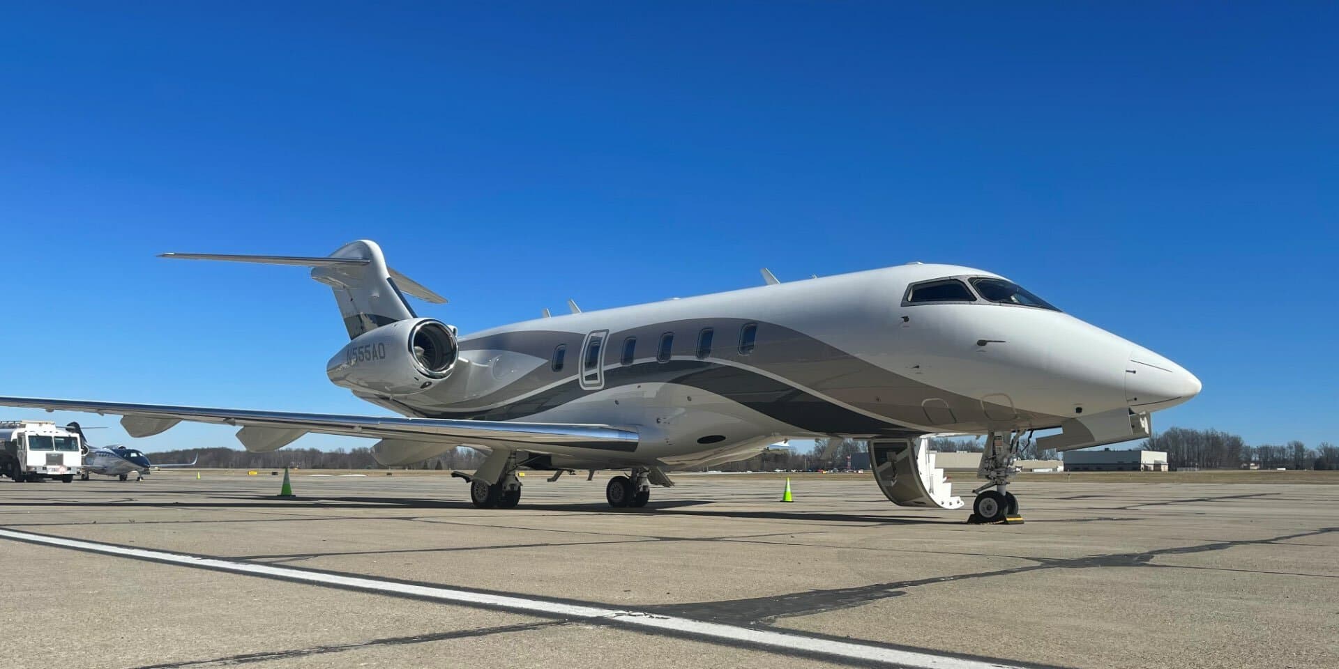 Challenger 350 N555AD