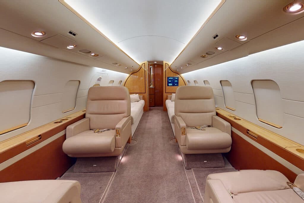 Challenger 604 N556CS