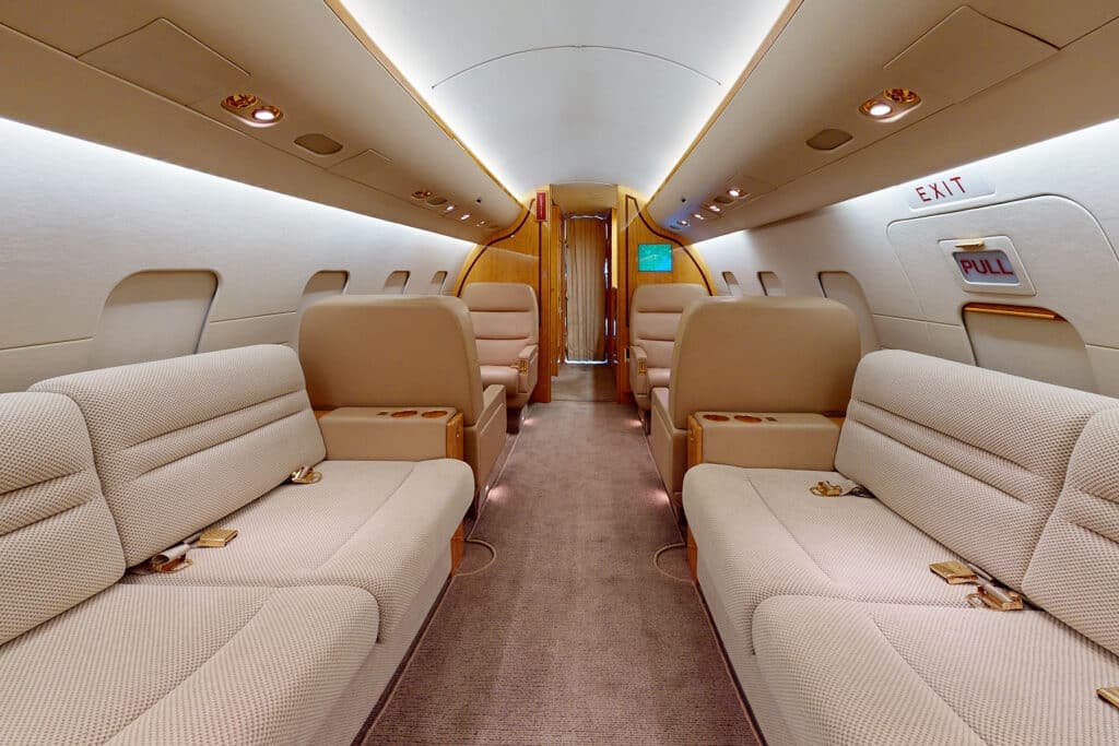 Challenger 604 N556CS