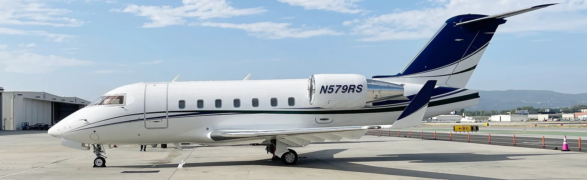 Challenger 604 N579RS